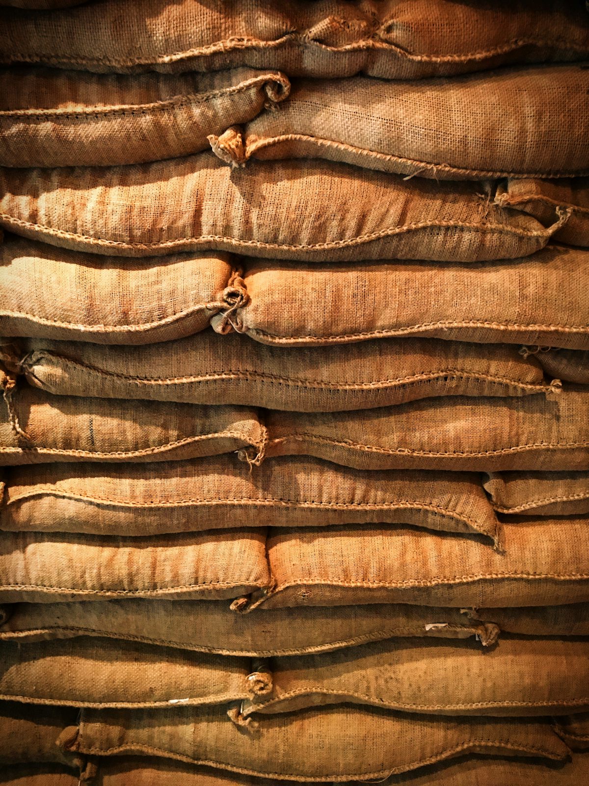 Sacos de yute apilados con café verde recién llegado de origen