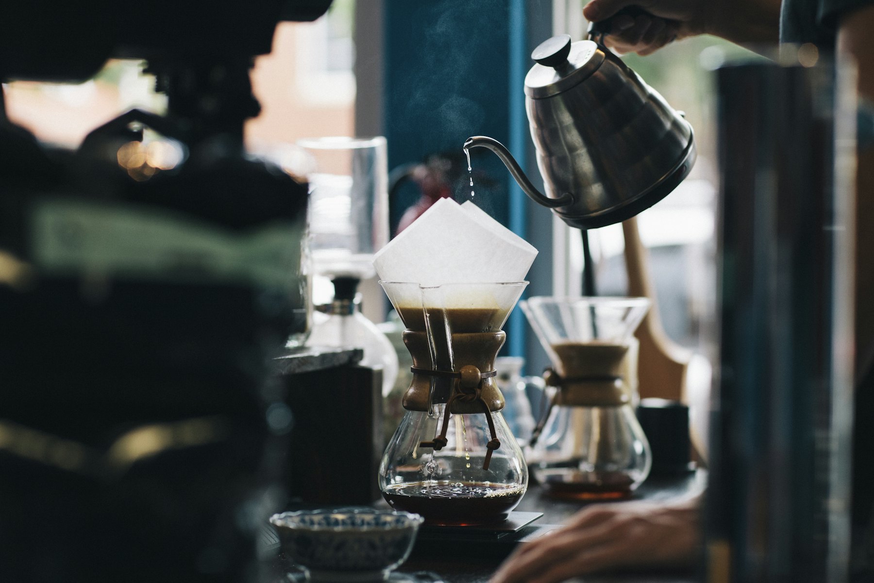 Preparando café por método pour-over con kettle de cuello de ganso