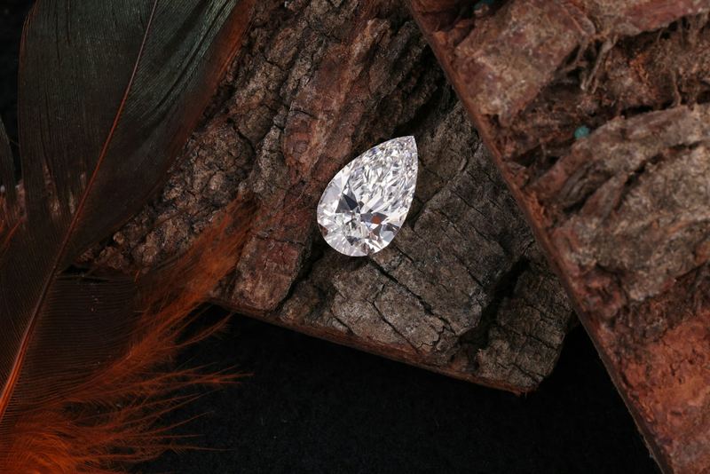 Detalle macro de un diamante corte pera recién tallado