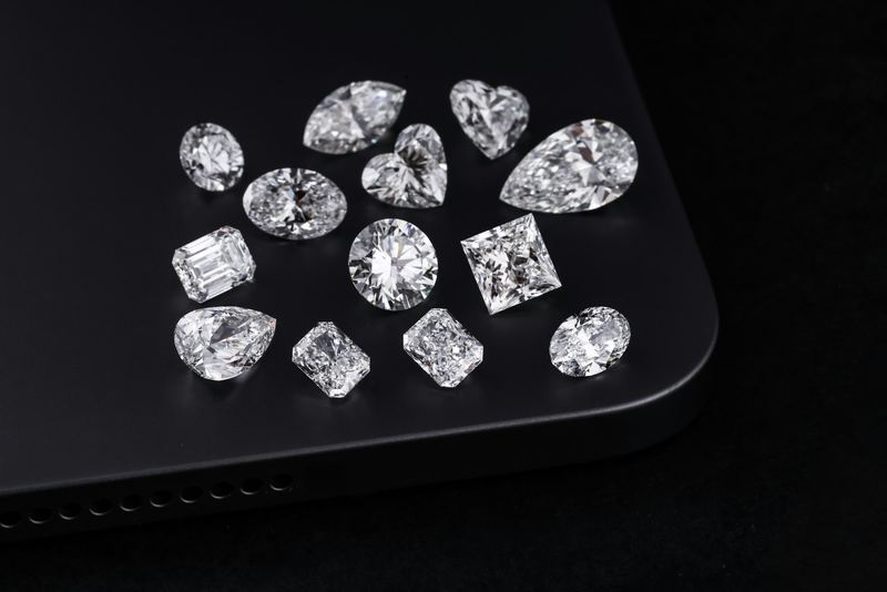 Diamantes sueltos de varios cortes sobre superficie oscura