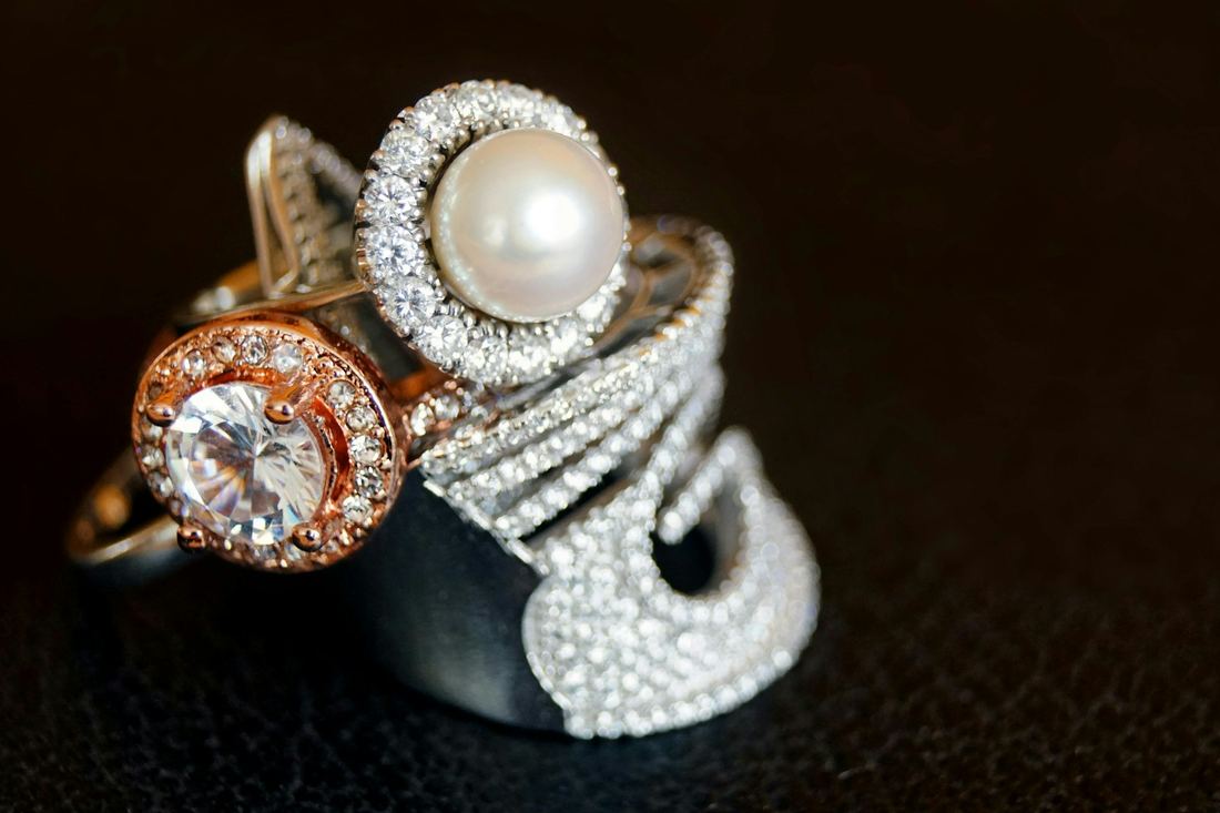 Pila de dos anillos, oro rosa con diamante y plata con perla y diamantes